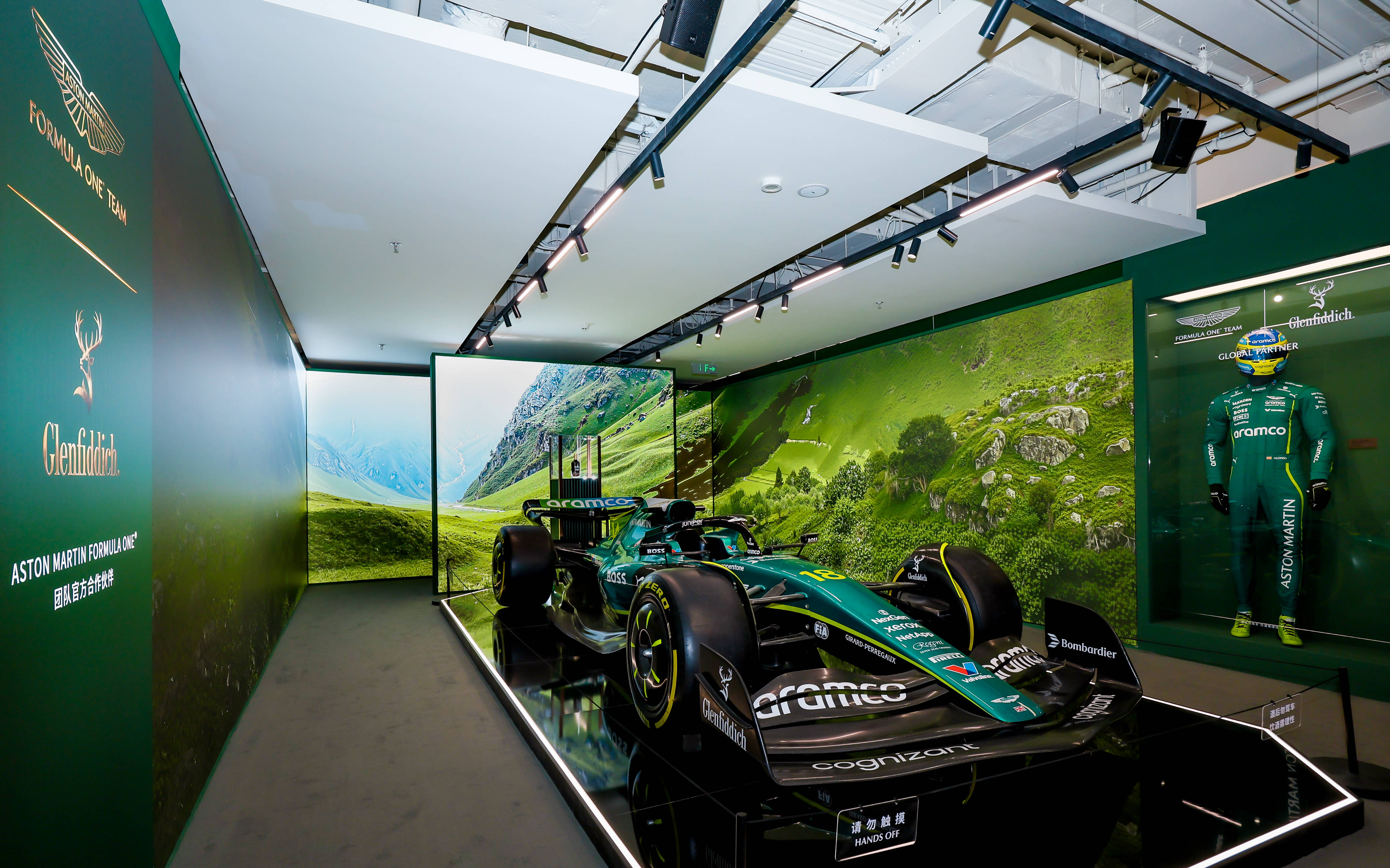 阿斯顿马丁碾压红牛车队，塞恩斯关键制胜