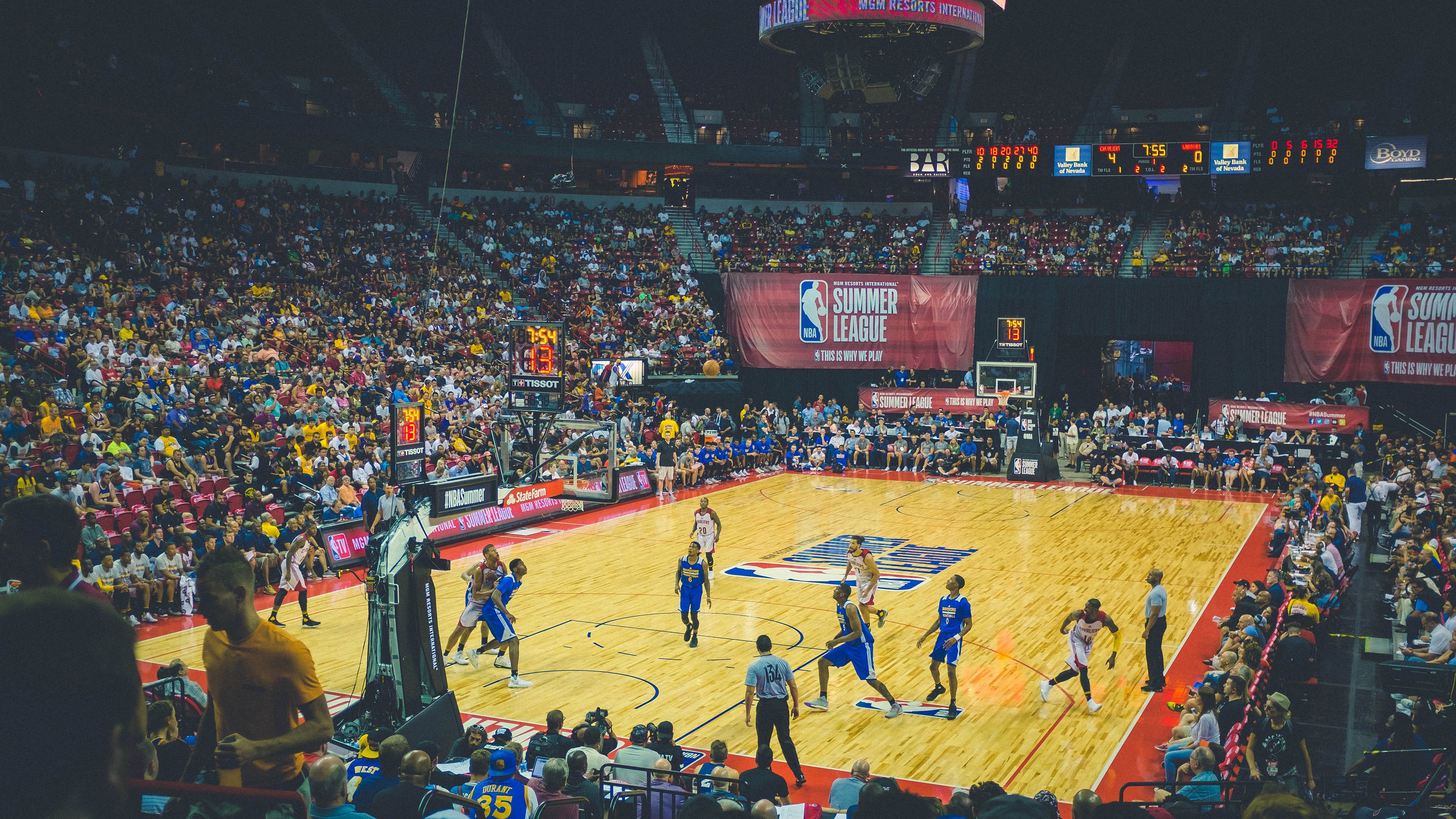 开云体育2026-F1街道赛之夜，马丁内利比赛走势一手掌控